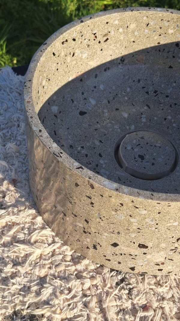 WhatsApp Image 2025-11-01 at 20.08.00 NÁPOLI gris con chips blancos y negros