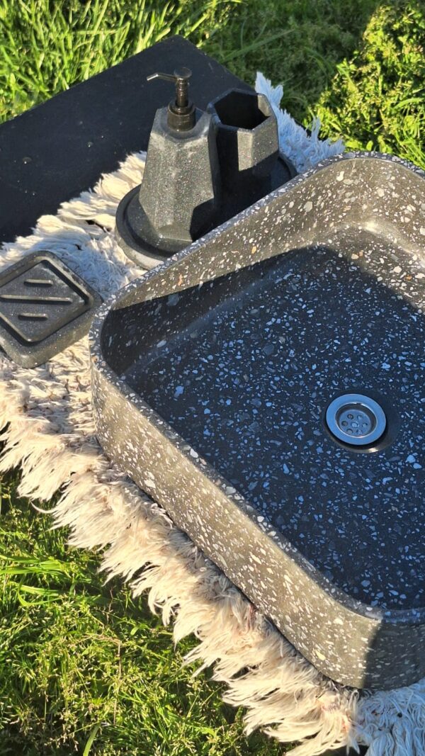 WhatsApp Image 2025-11-01 at 20.08.06 ROMA negra con piedras blancas