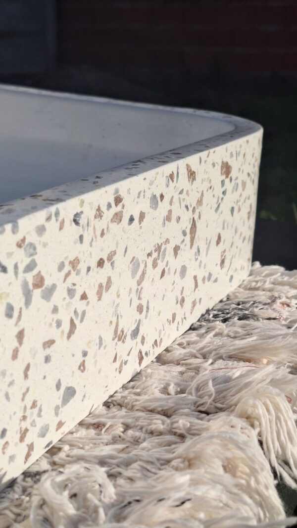 WhatsApp Image 2025-11-01 at 20.08.25 VIENA blanca con borde terrazzo