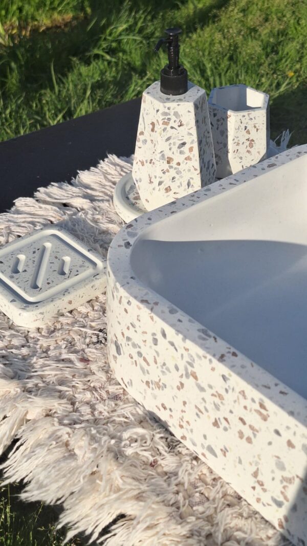 WhatsApp Image 2025-11-01 at 20.08.27 (1) VIENA blanca con borde terrazzo