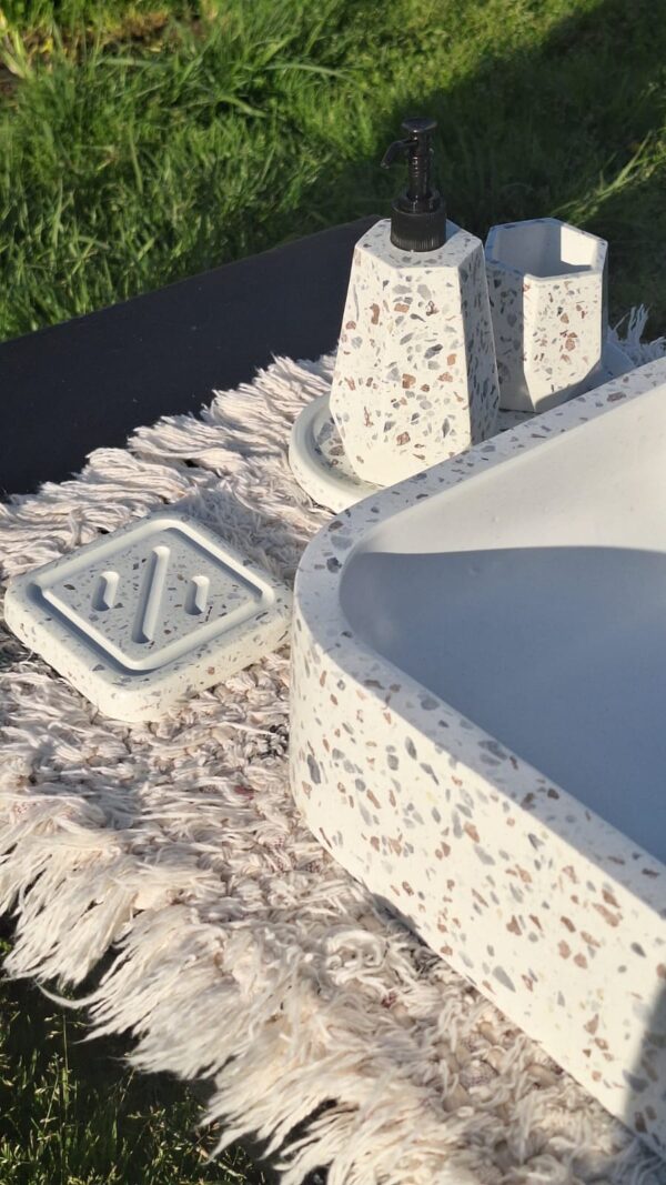 WhatsApp Image 2025-11-01 at 20.08.27 VIENA blanca con borde terrazzo