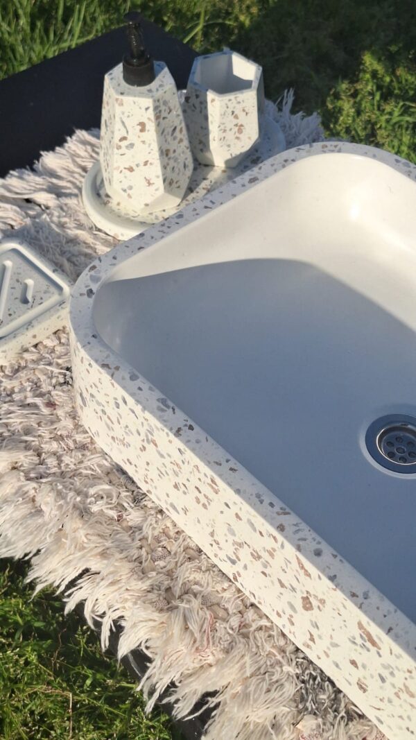 WhatsApp Image 2025-11-01 at 20.08.29 (3) VIENA blanca con borde terrazzo