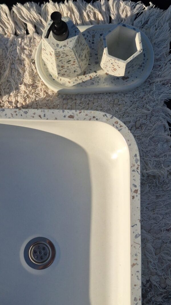 WhatsApp Image 2025-11-01 at 20.08.29 VIENA blanca con borde terrazzo