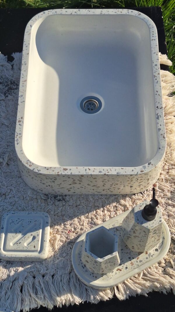 WhatsApp Image 2025-11-01 at 20.08.30 (1) VIENA blanca con borde terrazzo