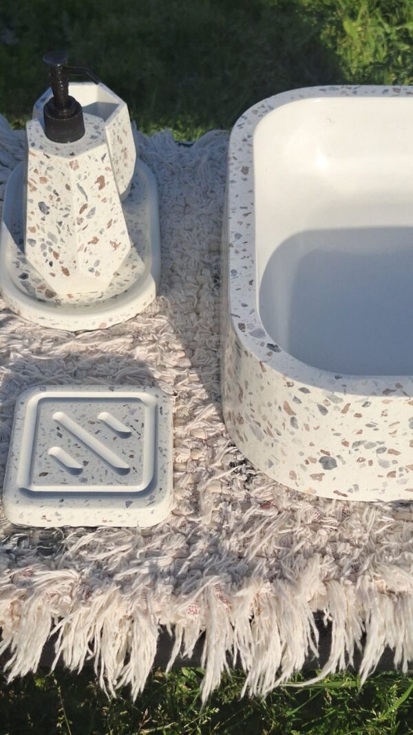 WhatsApp Image 2025-11-01 at 20.08.30 VIENA blanca con borde terrazzo