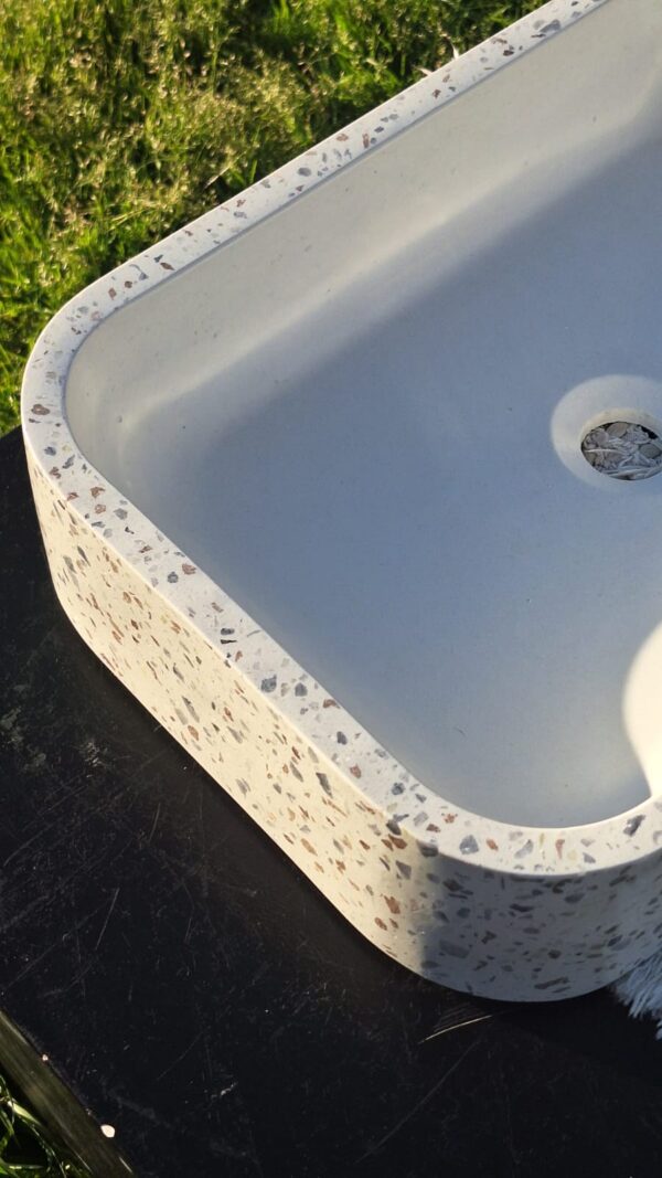 WhatsApp Image 2025-11-01 at 20.08.34 VIENA blanca con borde terrazzo