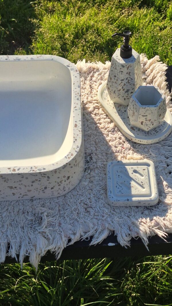 WhatsApp Image 2025-11-01 at 20.08.35 VIENA blanca con borde terrazzo