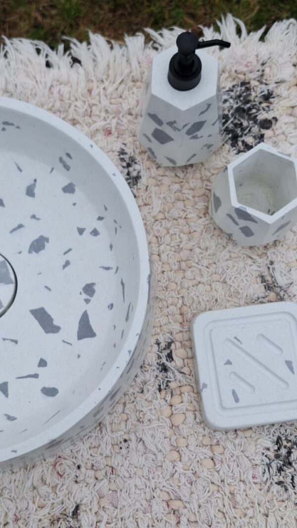 WhatsApp Image 2025-11-01 at 20.08.53 (2) MILÁN – Blanca terrazzo con chips grises