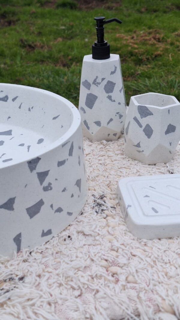 WhatsApp Image 2025-11-01 at 20.08.53 MILÁN – Blanca terrazzo con chips grises