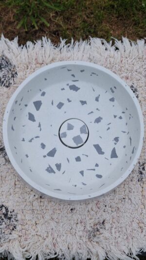 MILÁN – Blanca terrazzo con chips grises