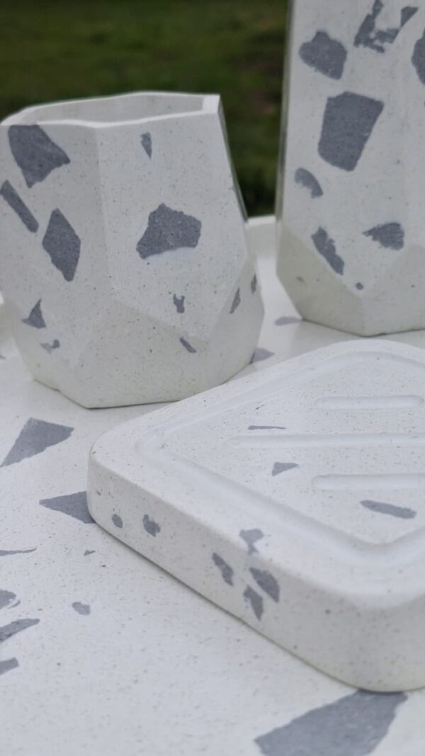 WhatsApp Image 2025-11-01 at 20.08.57 MILÁN – Blanca terrazzo con chips grises