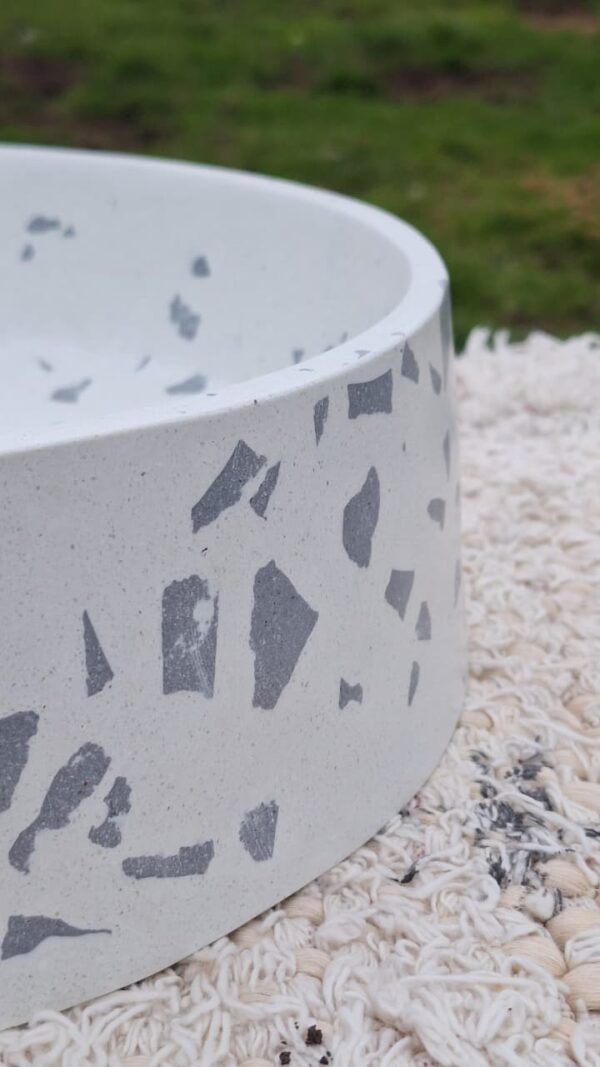 WhatsApp Image 2025-11-01 at 20.08.58 (1) MILÁN – Blanca terrazzo con chips grises