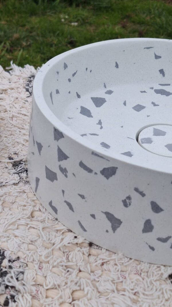 WhatsApp Image 2025-11-01 at 20.08.58 (2) MILÁN – Blanca terrazzo con chips grises